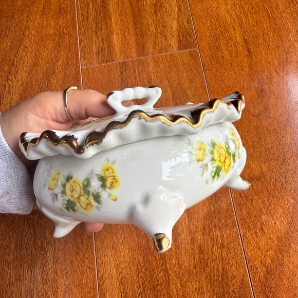 Porcelain Trinket Box Footed Hand Painted With Flowers Ruffled Lid Marked White. - Picture 8 of 12